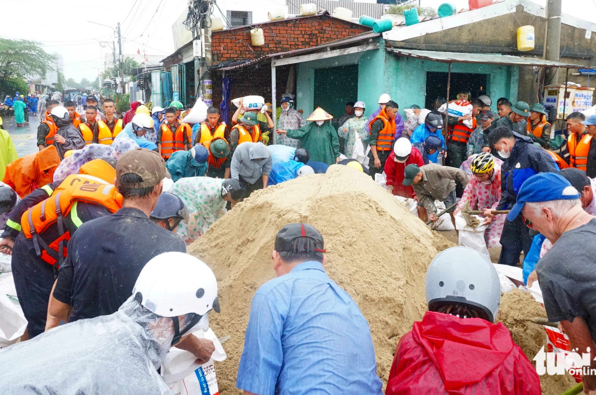 岘港海口恐怖滑坡近景:民众和部队正忙着‘修补’堤岸